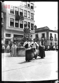 Procesin del Corpus al pasar por la plaza de Santo Domingo. Lugo 1945